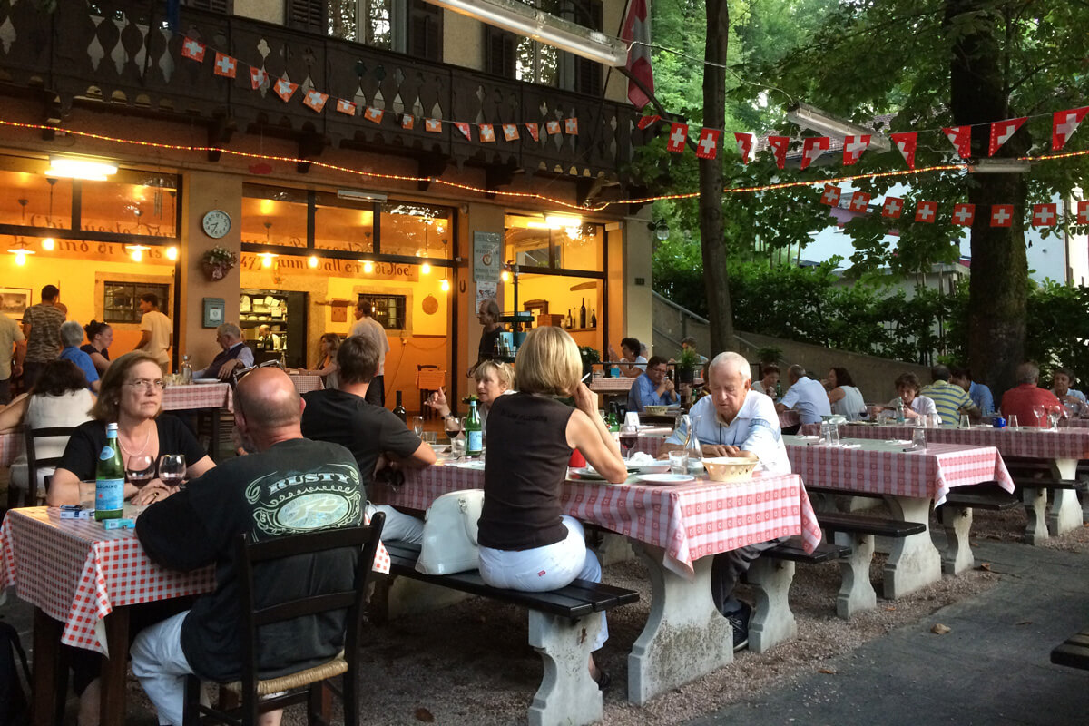 Gemeinsames Essen im Grotto
